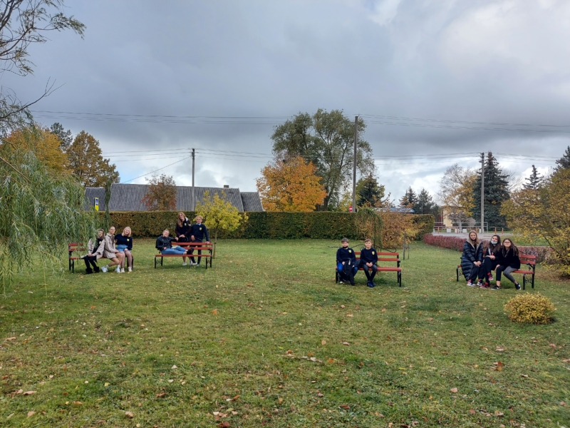 2021-10-12 Įgyvendintas projektas „Suoliukų kampelis“ (2)