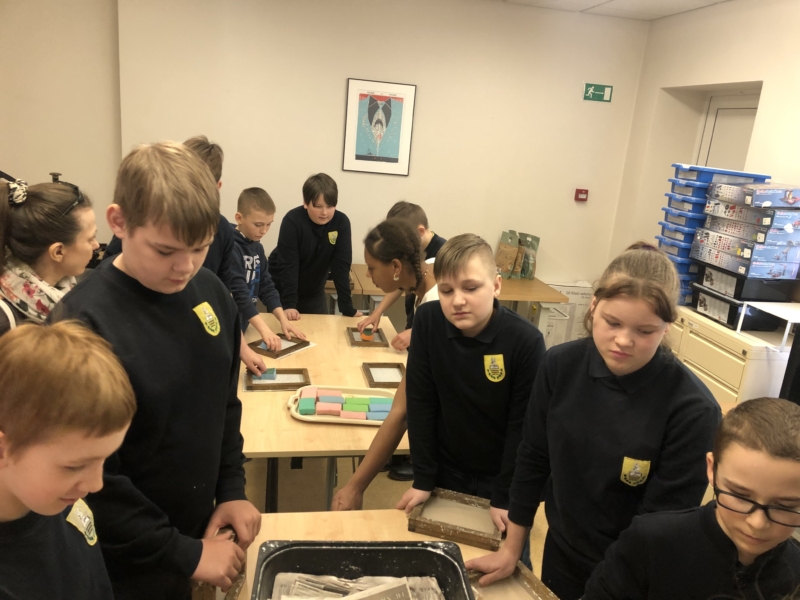 2022-04-07 Šeštokai mokėsi popieriaus gamybos paslapčių (2)