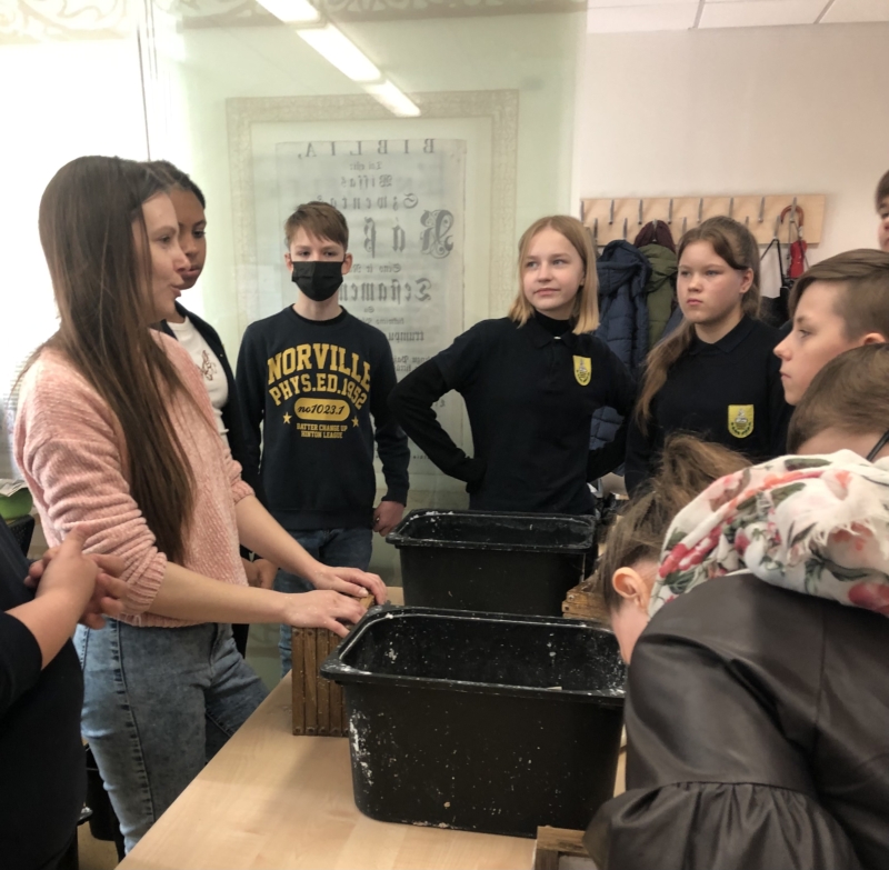 2022-04-07 Šeštokai mokėsi popieriaus gamybos paslapčių (4)