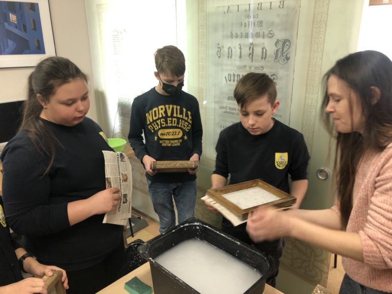 2022-04-07 Šeštokai mokėsi popieriaus gamybos paslapčių (5)