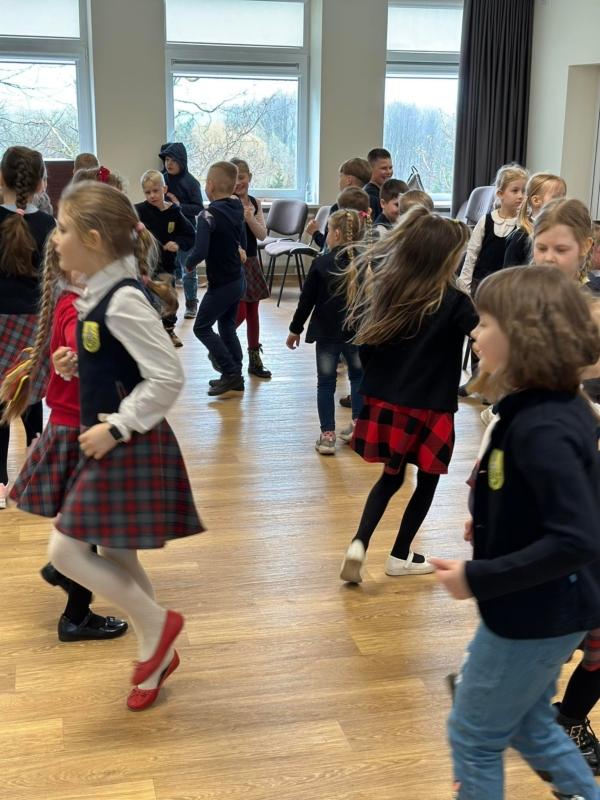 2023-04-18-„Nuo-kraicio-skryniu-delmonu-rasto-iki-gausios-pavasario-muges-12