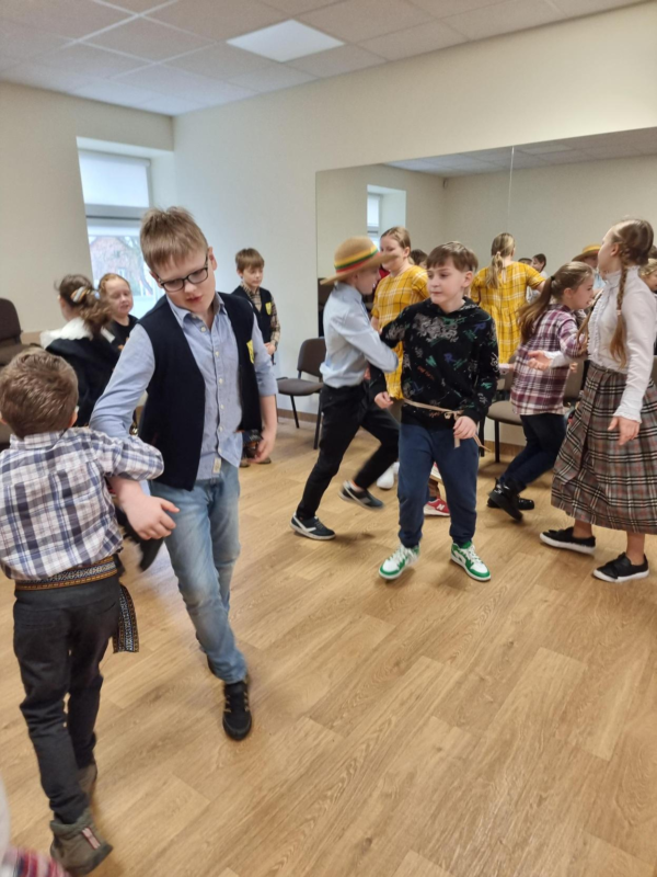 2023-04-18-„Nuo-kraicio-skryniu-delmonu-rasto-iki-gausios-pavasario-muges-3