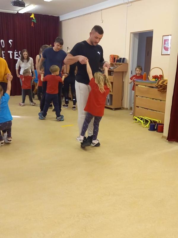 2023-04-27-Sportuojame-su-teveliais-3